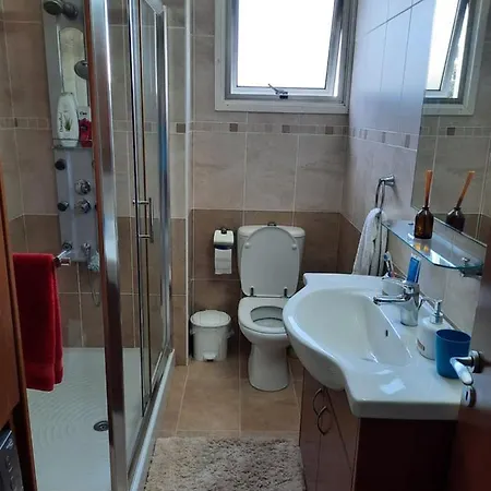 Private In Shared Near Airport - 24 Hour Shuttle Service Habitación en casa particular Lárnaca